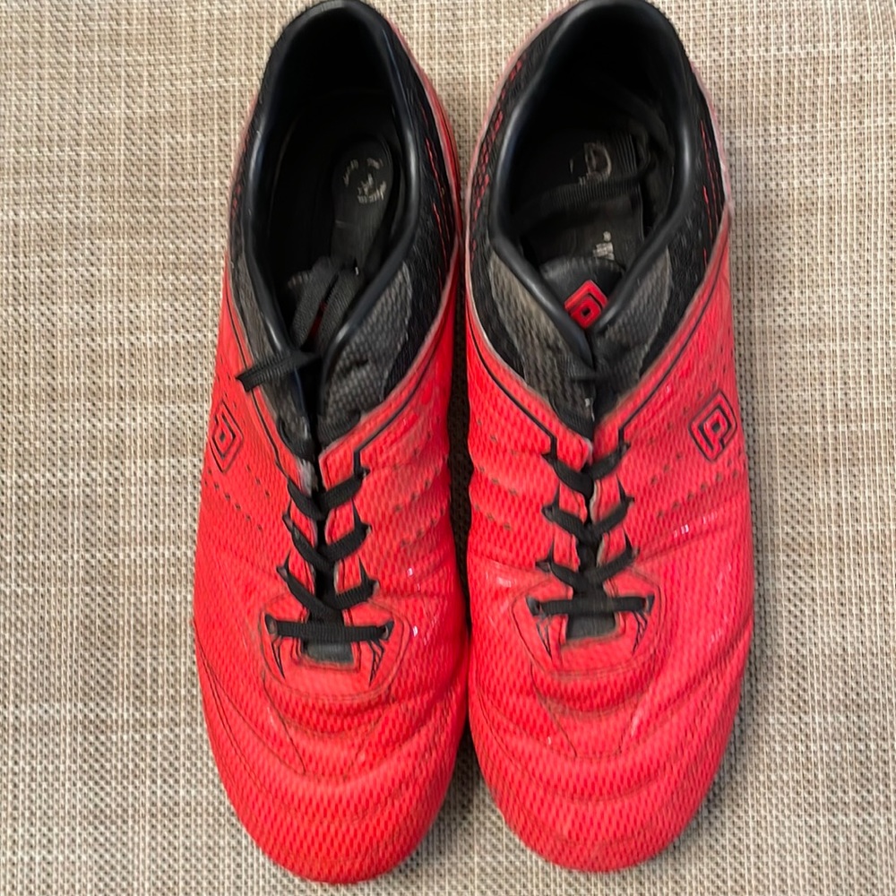 Used mens soccer cleat Dream Pairs size 8.5-9